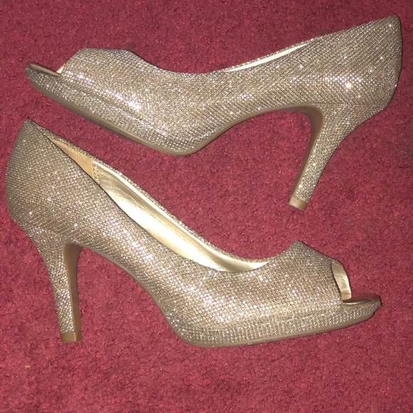Bandolino Gold BEAUTIFUL & SPARKLY Comfortable holiday dress up heels - Picture 2 of 7